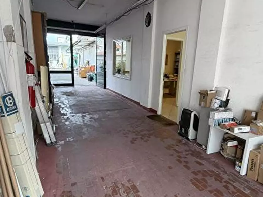 Immagine 16 di Locale commerciale in vendita  in via della foce 100 a Viareggio