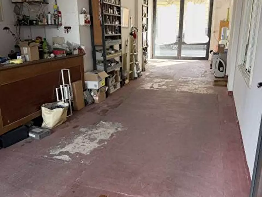 Immagine 17 di Locale commerciale in vendita  in via della foce 100 a Viareggio