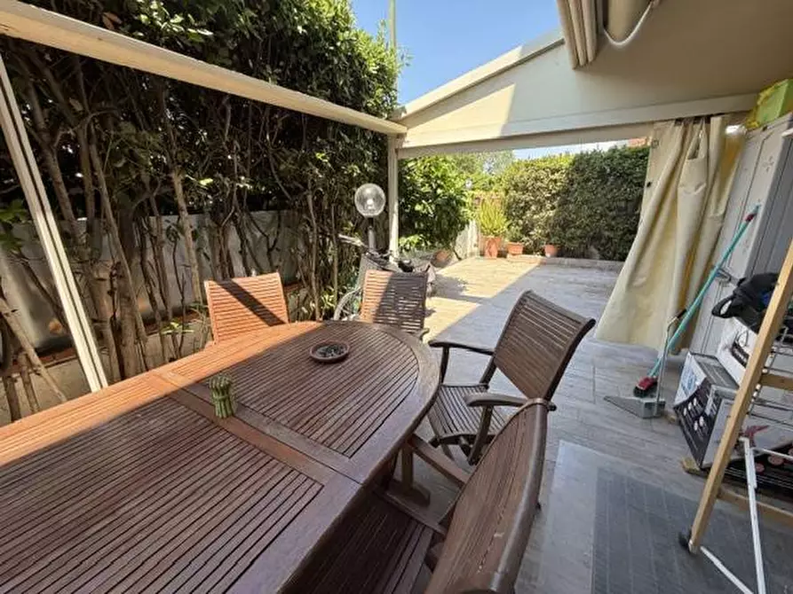 Immagine 25 di Villetta a schiera in vendita  in via butterfly 301 a Viareggio