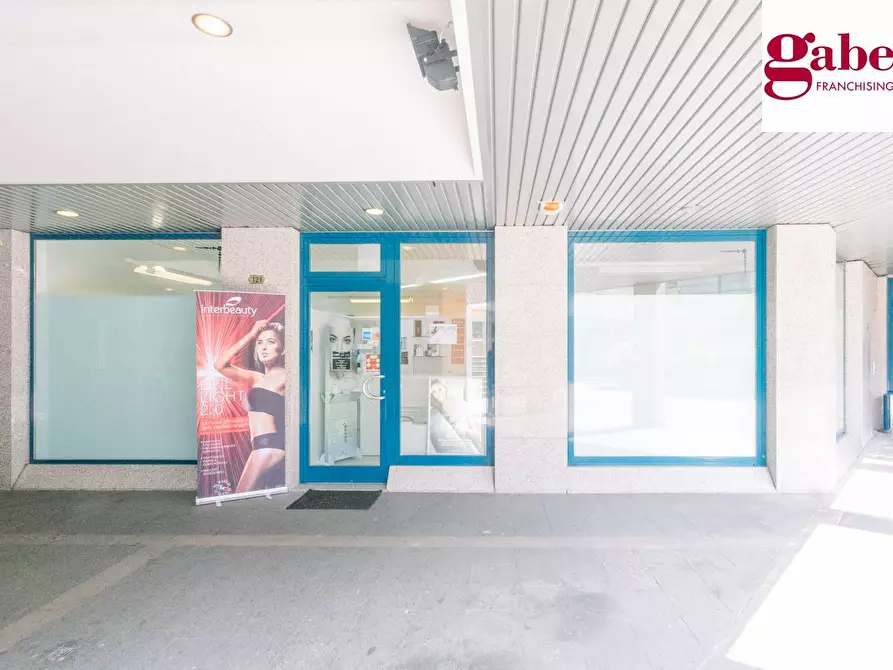 Immagine 3 di Negozio in vendita  in via de gasperi 133 a Merate