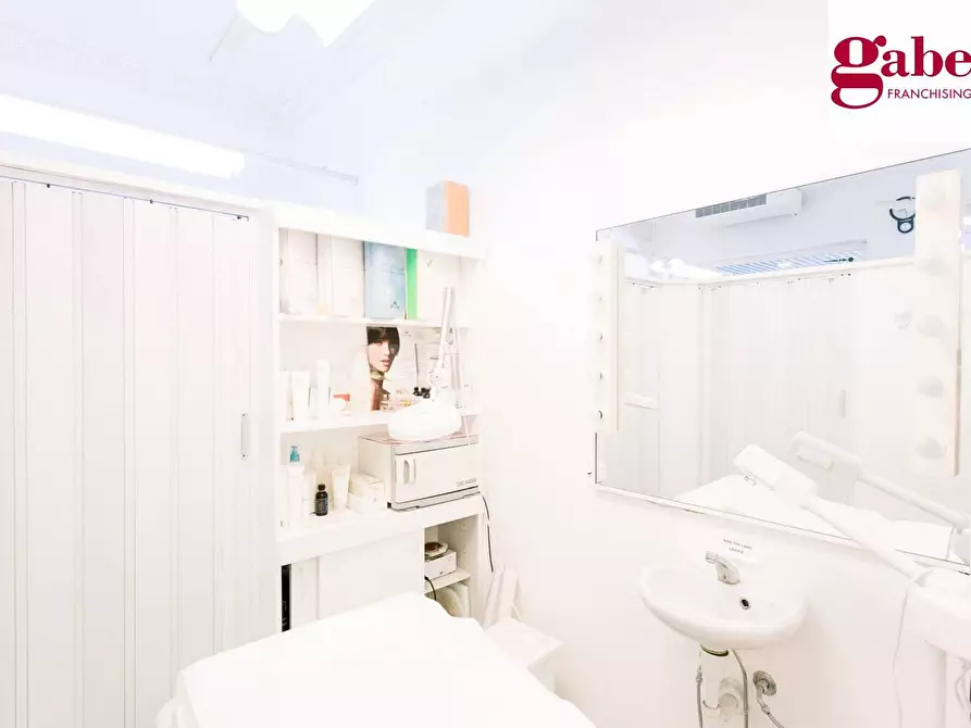 Immagine 12 di Negozio in vendita  in via de gasperi 133 a Merate