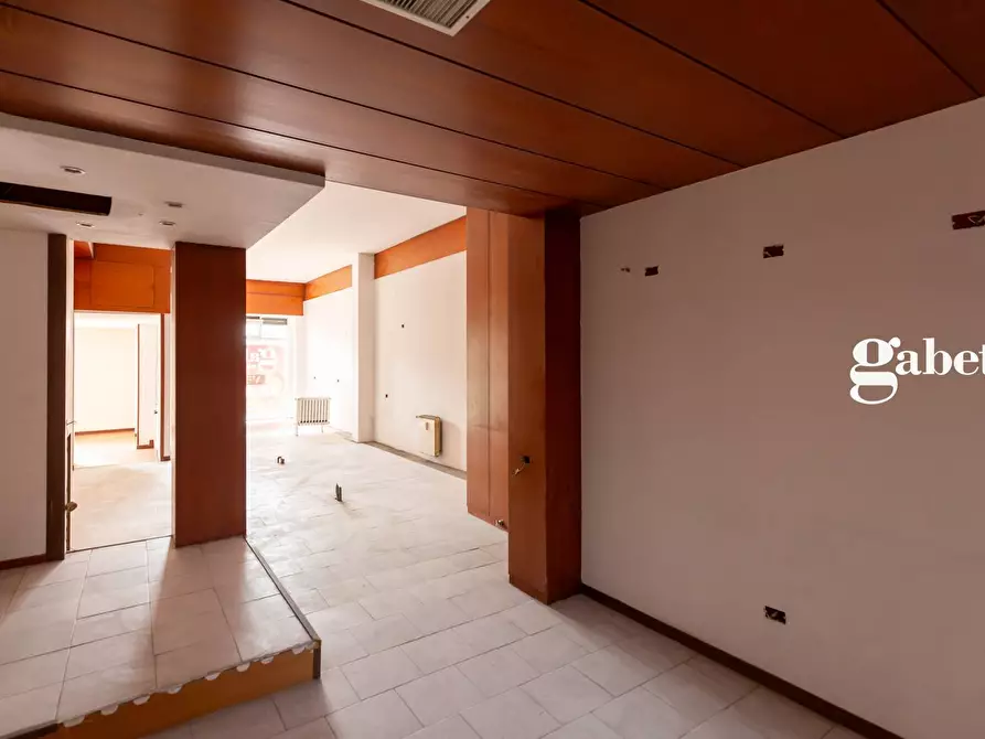 Immagine 15 di Negozio in vendita  in via volta 2 a Paderno D'adda