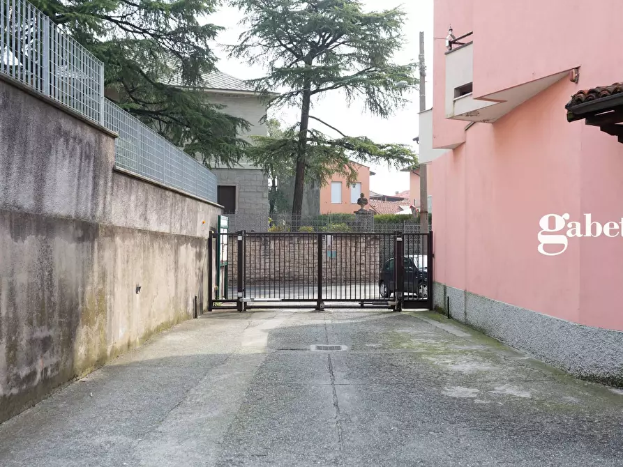 Immagine 17 di Negozio in vendita  in via volta 2 a Paderno D'adda