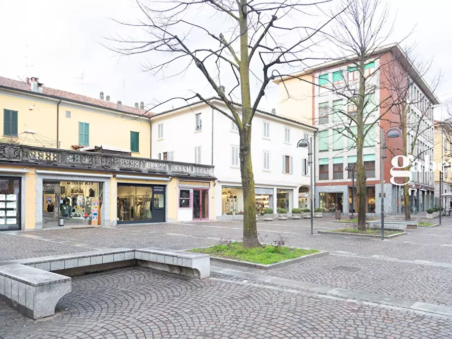 Immagine 1 di Negozio in vendita  in Piazza Prinetti 18 a Merate
