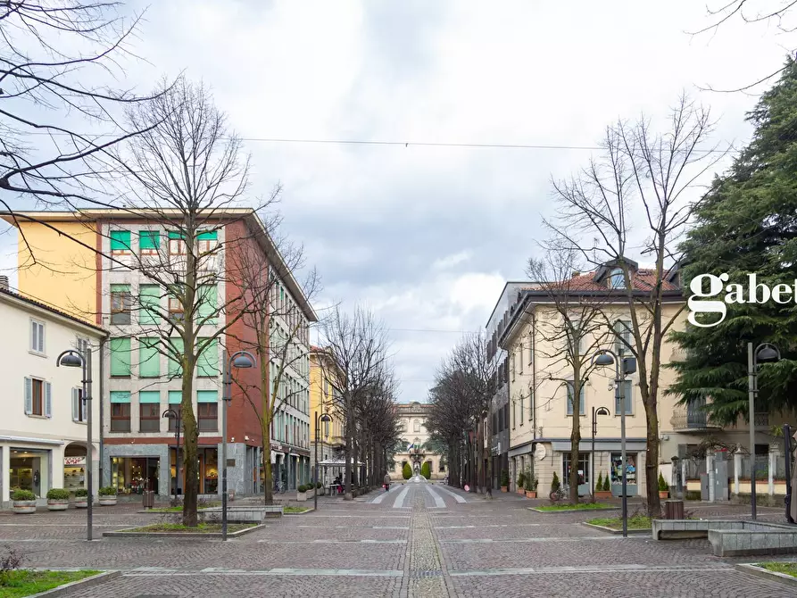 Immagine 2 di Negozio in vendita  in Piazza Prinetti 18 a Merate