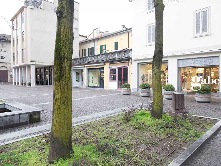 Immagine 3 di Negozio in vendita  in Piazza Prinetti 18 a Merate