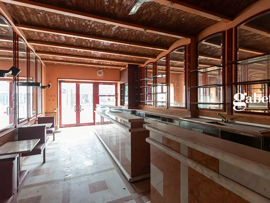 Immagine 10 di Negozio in vendita  in Piazza Prinetti 18 a Merate