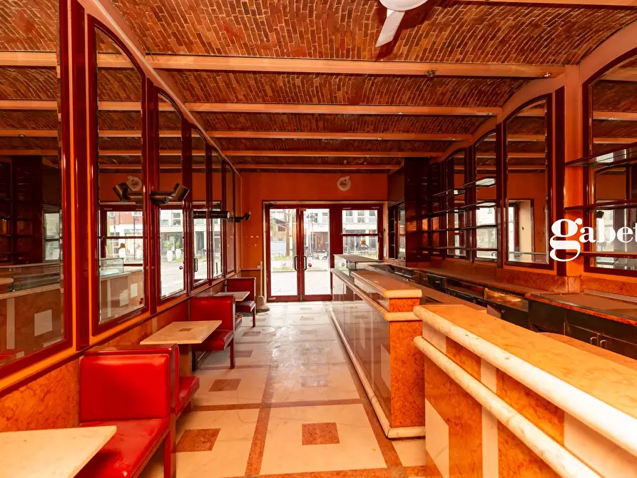 Immagine 11 di Negozio in vendita  in Piazza Prinetti 18 a Merate