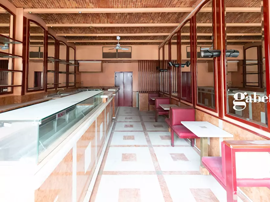 Immagine 15 di Negozio in vendita  in Piazza Prinetti 18 a Merate