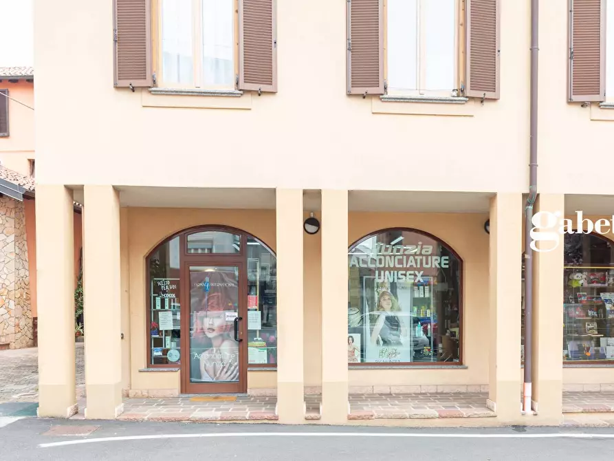 Immagine 2 di Attività commerciale in vendita  in Via Montello 5c a Bernareggio