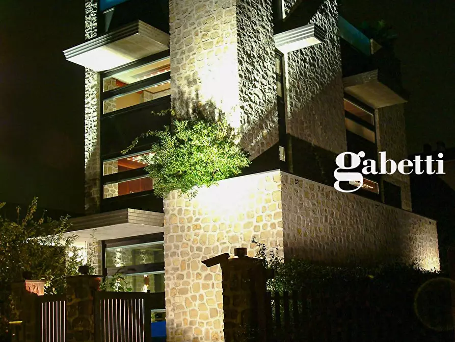 Immagine 2 di Villa in vendita  in Matteotti 8 a Vimercate