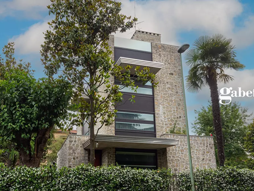 Immagine 1 di Villa in vendita  in Matteotti 8 a Vimercate