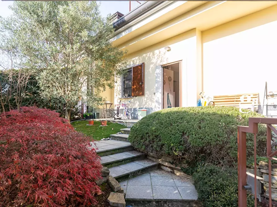 Immagine 1 di Casa semindipendente in vendita  in Viale Monza 3 a Usmate Velate