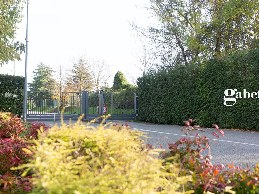 Immagine 3 di Casa semindipendente in vendita  in Viale Monza 3 a Usmate Velate