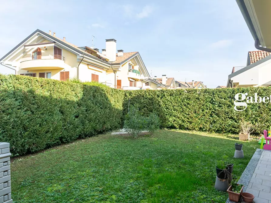 Immagine 10 di Casa semindipendente in vendita  in Viale Monza 3 a Usmate Velate