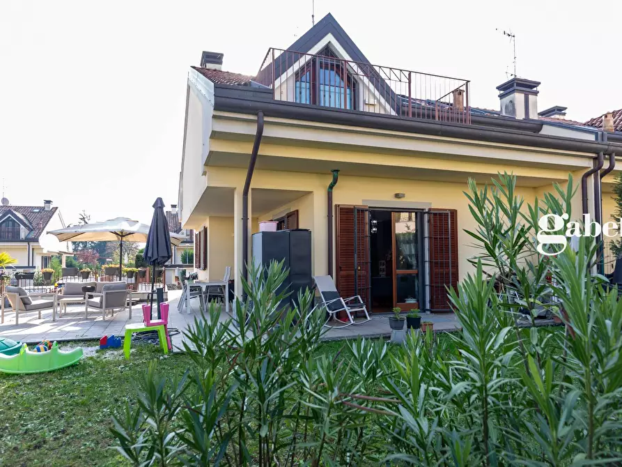 Immagine 12 di Casa semindipendente in vendita  in Viale Monza 3 a Usmate Velate