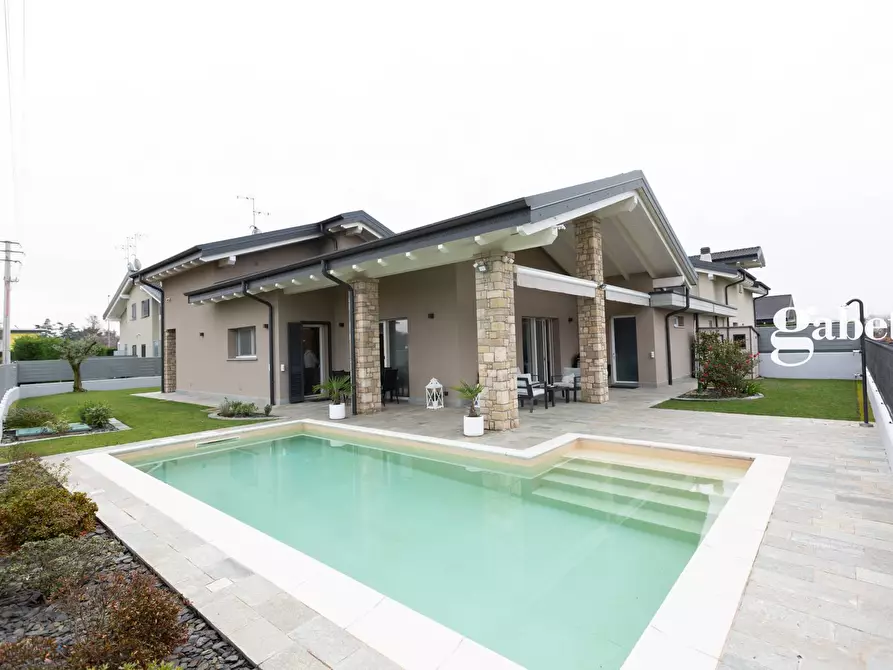 Immagine 1 di Villa in vendita  in Via Cappelletta 35/D a Sulbiate