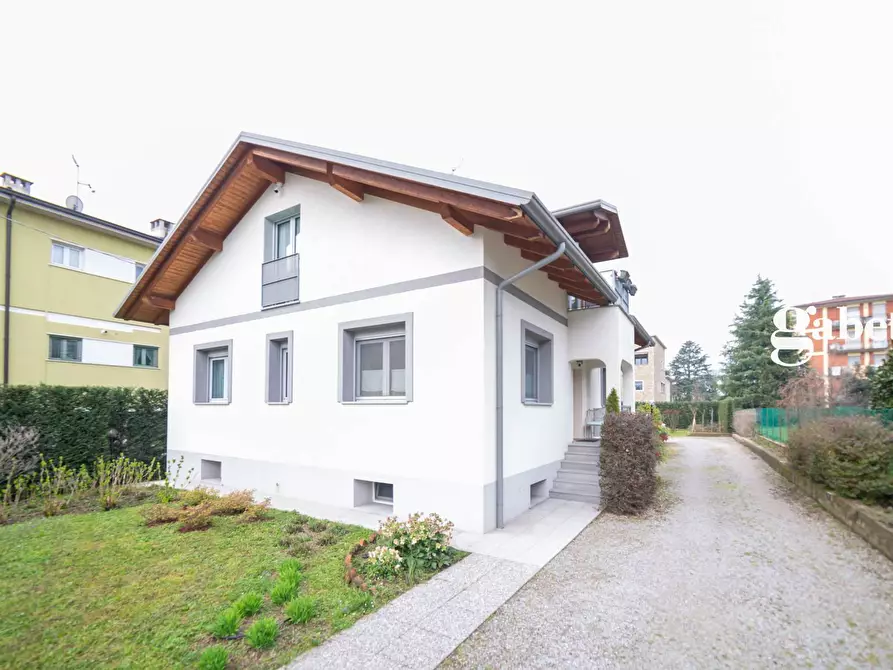 Immagine 1 di Villa in vendita  in Via Fratelli Cernuschi 2/bis a Merate