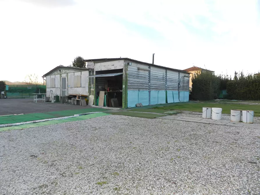 Immagine 3 di Magazzino in vendita  a Lucca