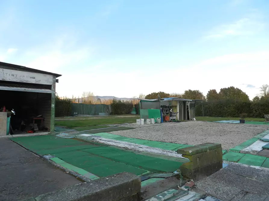 Immagine 8 di Magazzino in vendita  a Lucca