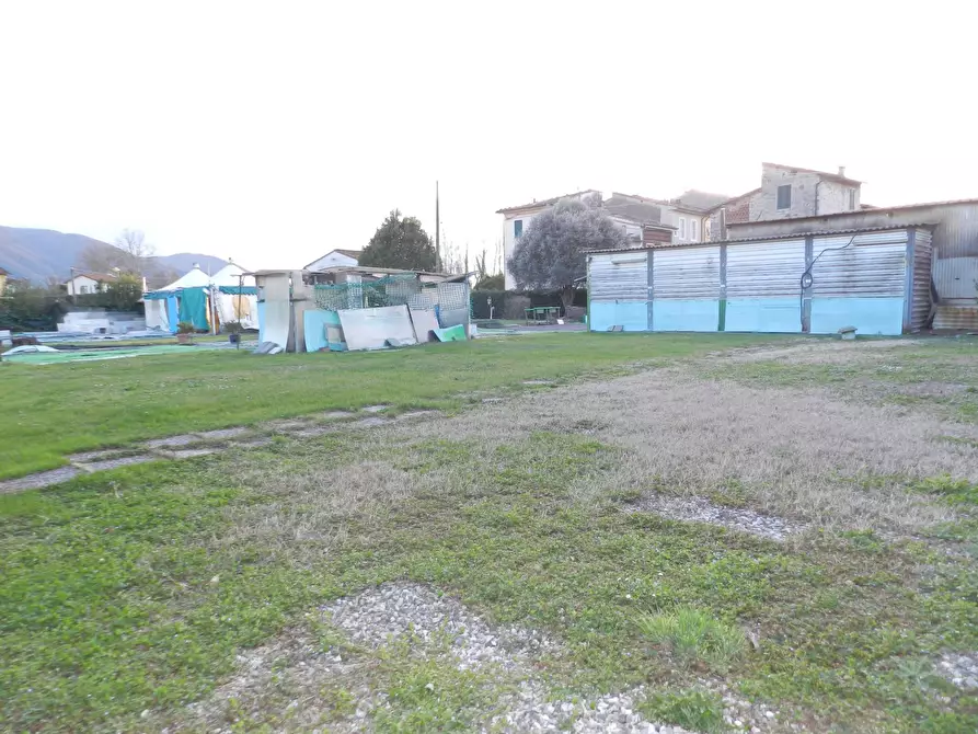 Immagine 10 di Magazzino in vendita  a Lucca