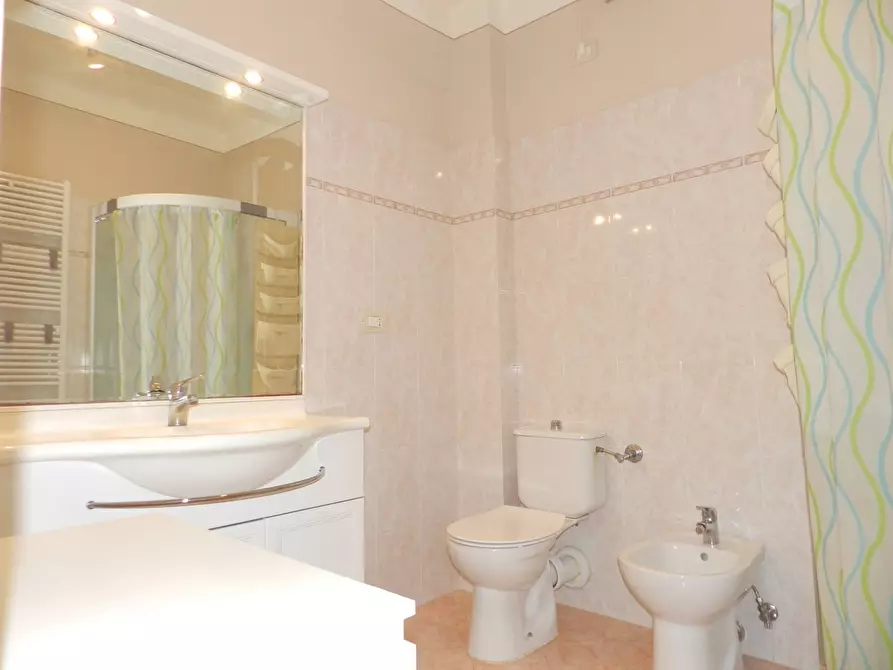 Immagine 19 di Appartamento in vendita  9 a Lucca