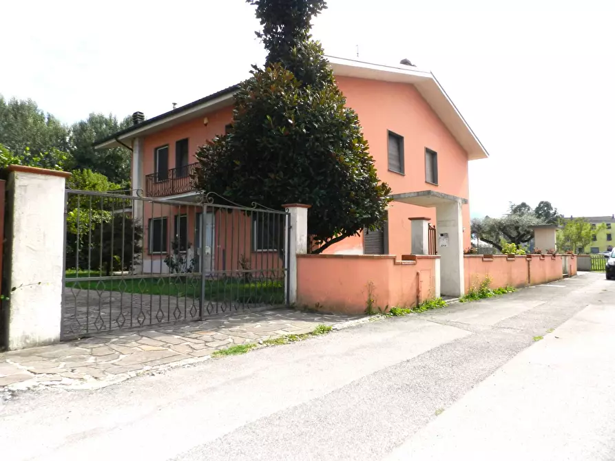 Immagine 1 di Casa semindipendente in vendita  810 a Lucca