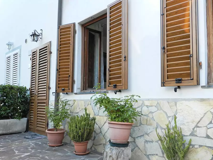 Immagine 4 di Rustico / casale in vendita  a Lucca