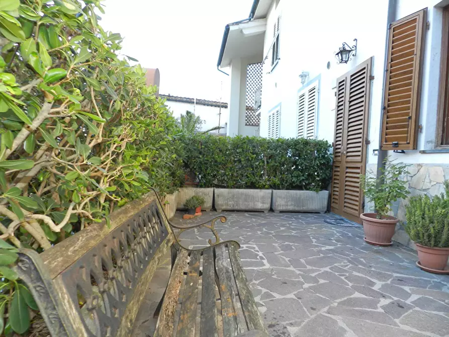 Immagine 5 di Rustico / casale in vendita  a Lucca