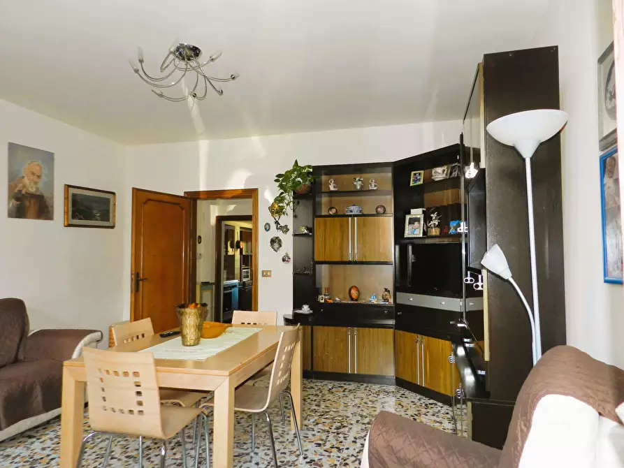 Immagine 9 di Rustico / casale in vendita  a Lucca