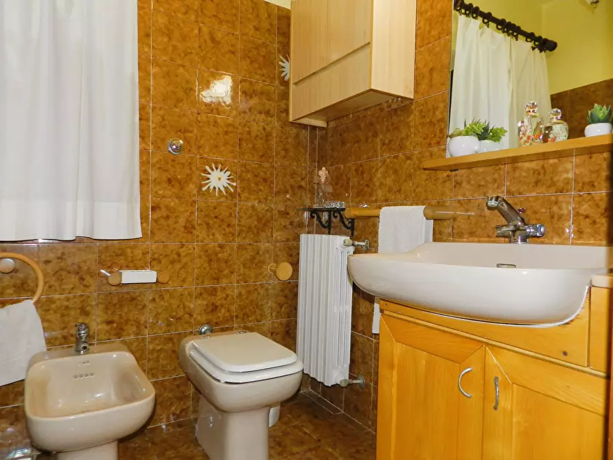 Immagine 39 di Rustico / casale in vendita  a Lucca