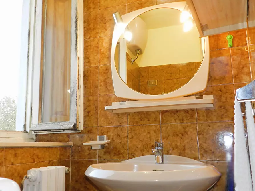 Immagine 54 di Rustico / casale in vendita  a Lucca