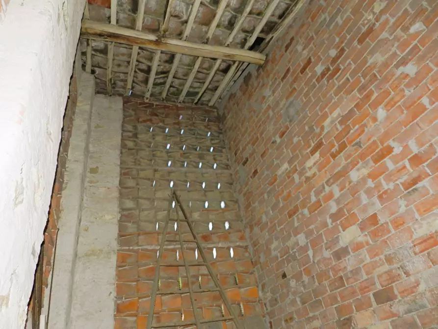 Immagine 61 di Rustico / casale in vendita  a Lucca