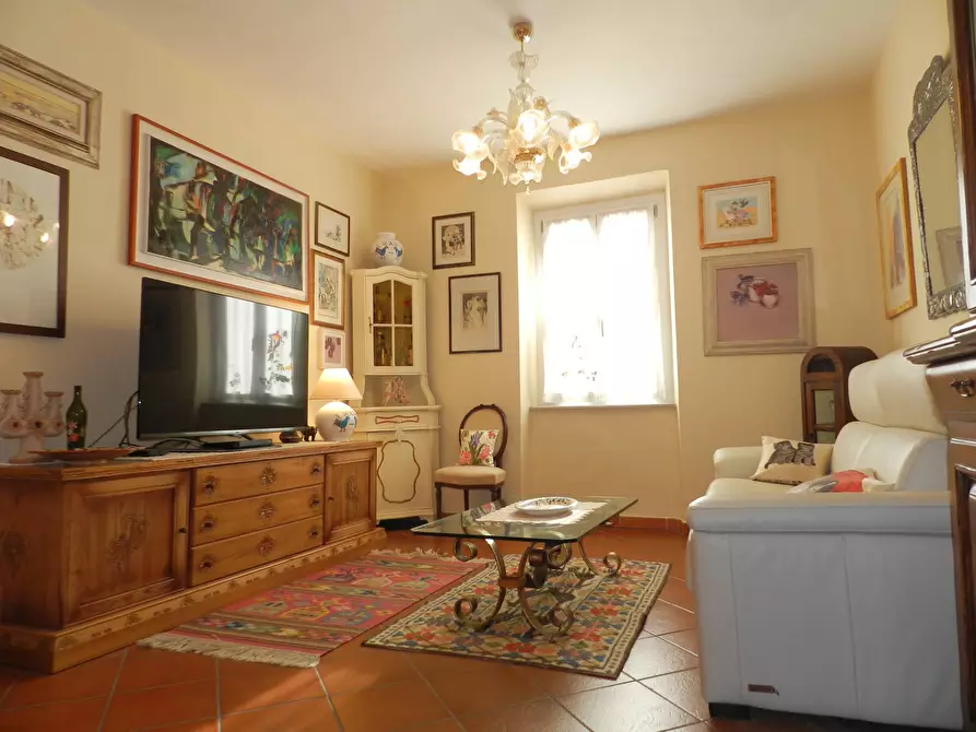 Immagine 1 di Casa semindipendente in vendita  a Lucca