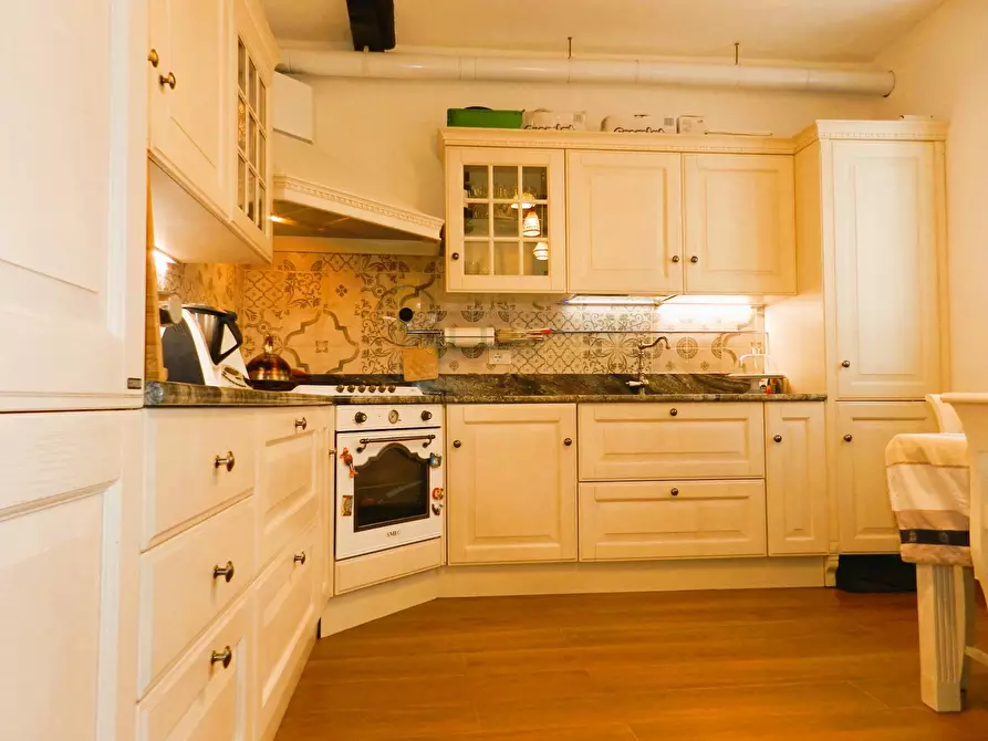 Immagine 7 di Appartamento in vendita  71 a Lucca