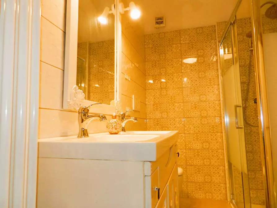 Immagine 39 di Appartamento in vendita  71 a Lucca