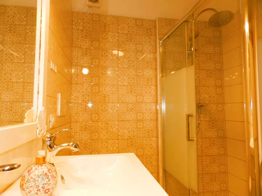 Immagine 40 di Appartamento in vendita  71 a Lucca