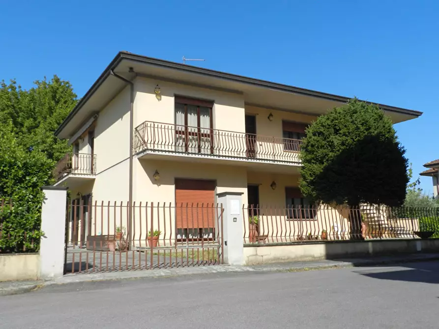 Immagine 1 di Villa in vendita  a Lucca