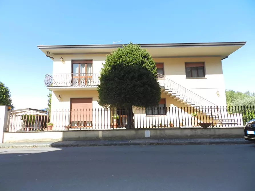 Immagine 2 di Villa in vendita  a Lucca
