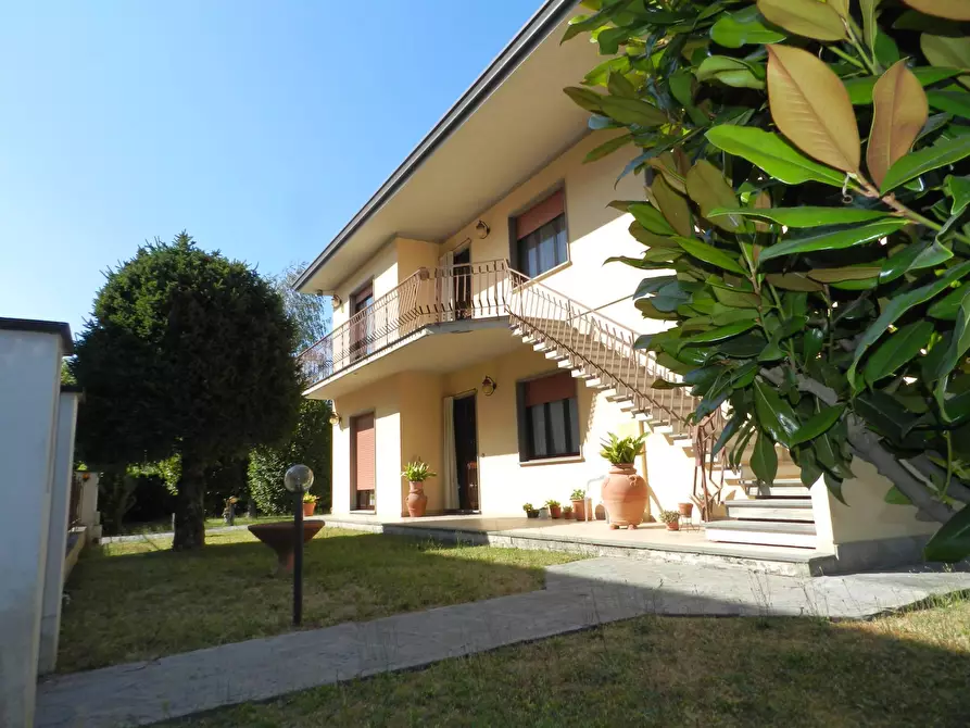 Immagine 6 di Villa in vendita  a Lucca