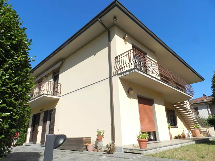 Immagine 3 di Villa in vendita  a Lucca