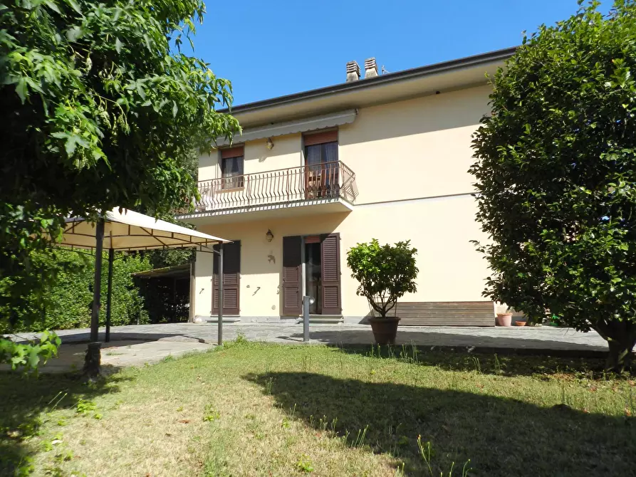 Immagine 4 di Villa in vendita  a Lucca