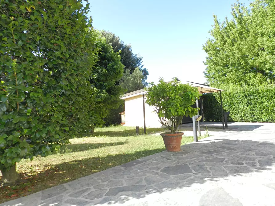 Immagine 7 di Villa in vendita  a Lucca