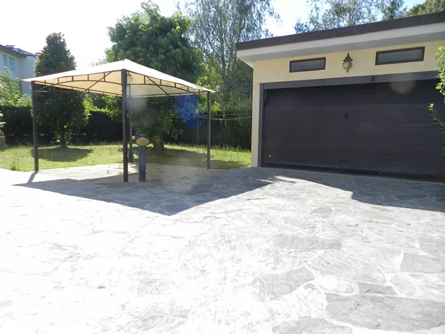 Immagine 8 di Villa in vendita  a Lucca