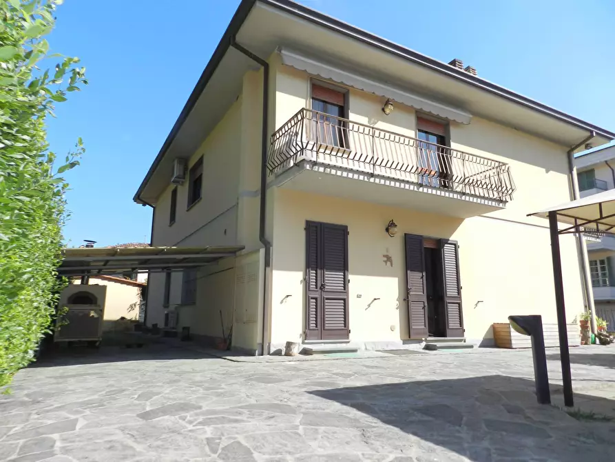 Immagine 9 di Villa in vendita  a Lucca