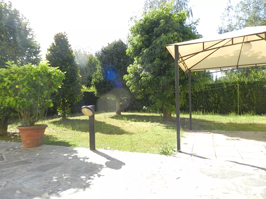 Immagine 10 di Villa in vendita  a Lucca