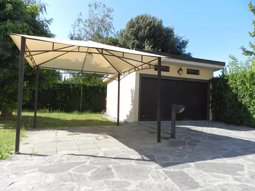 Immagine 11 di Villa in vendita  a Lucca