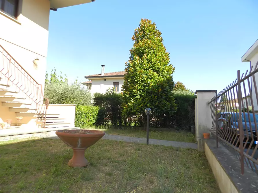 Immagine 12 di Villa in vendita  a Lucca