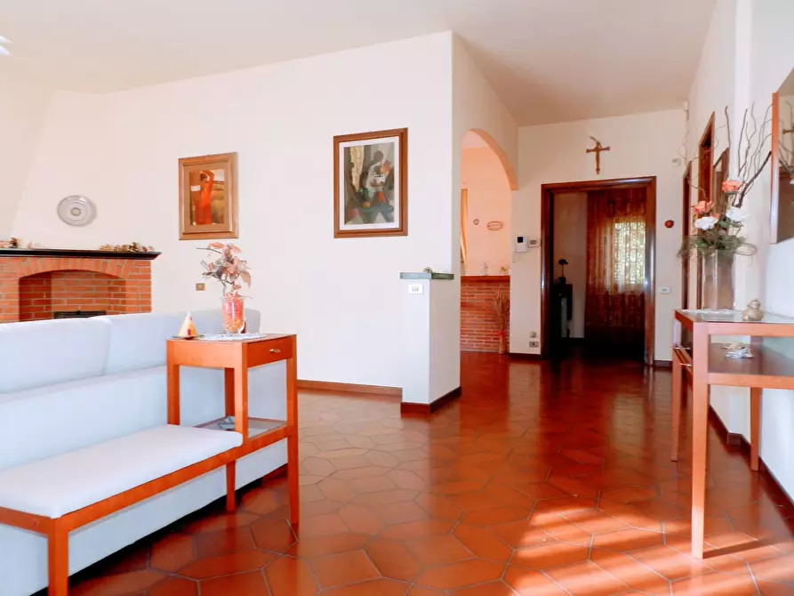 Immagine 21 di Villa in vendita  a Lucca