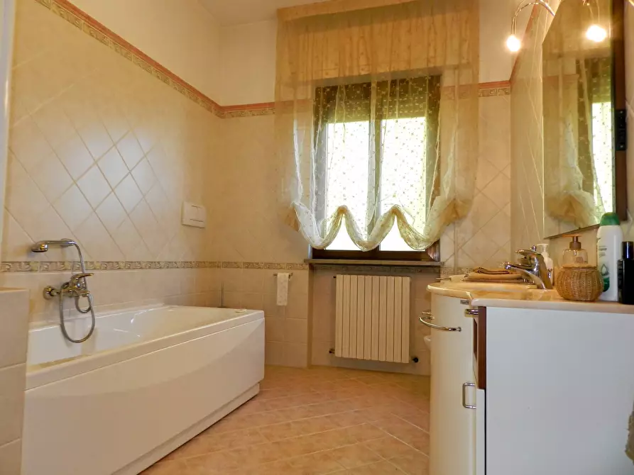 Immagine 46 di Villa in vendita  a Lucca